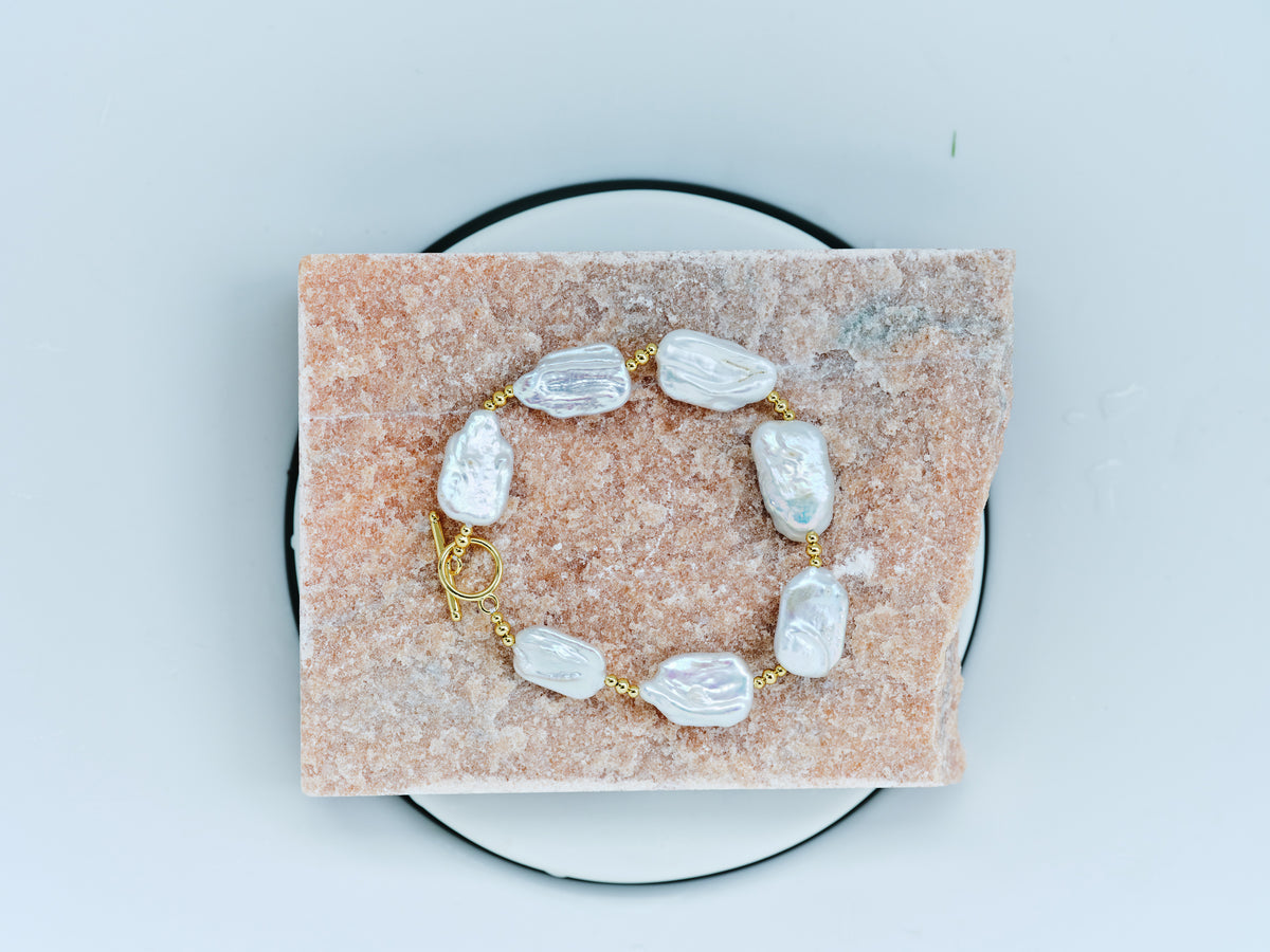 Baroque Shore Bracelet with irregular natural freshwater pearls and silver-plated copper, full bracelet view